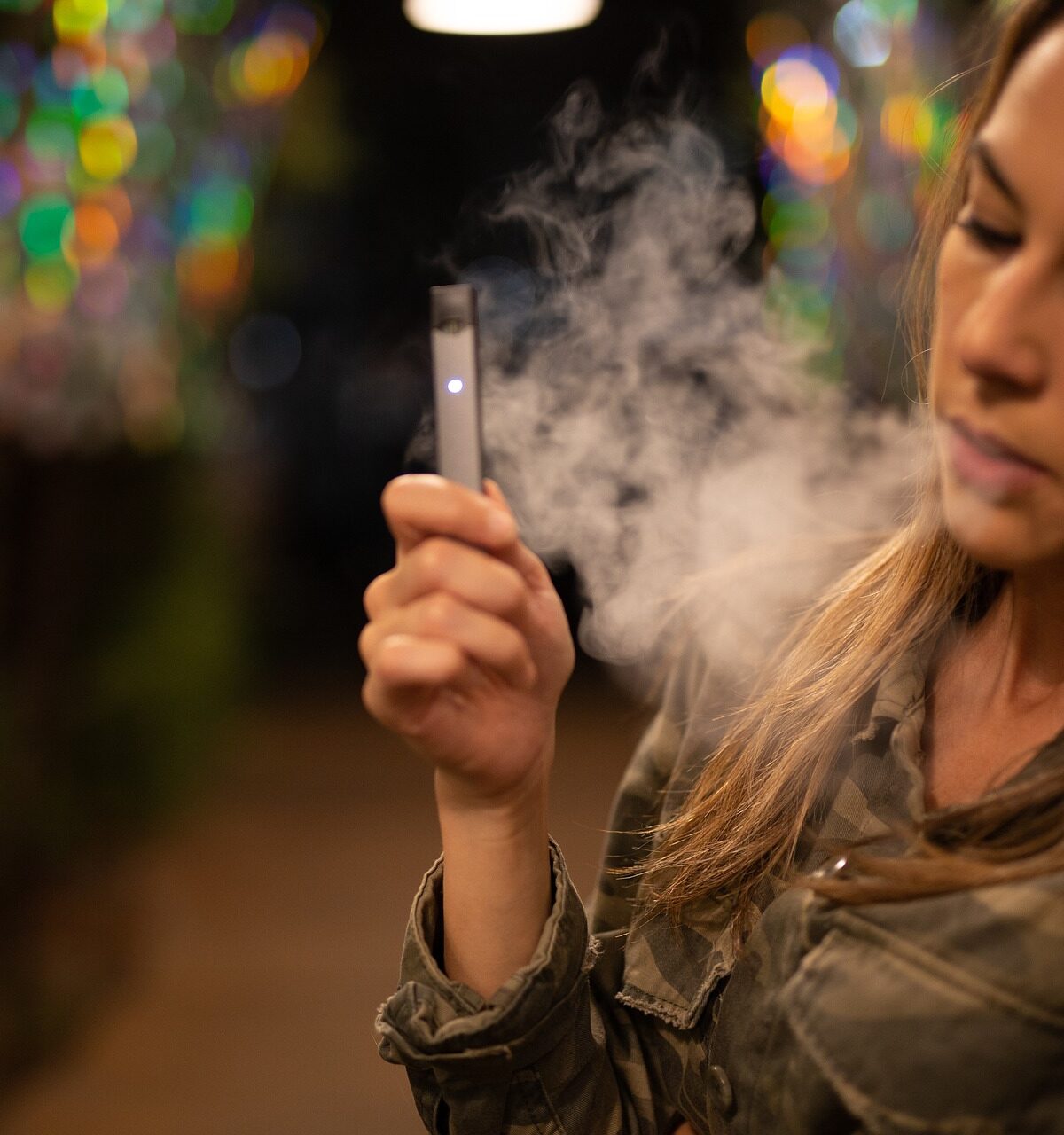 Frau raucht E-Zigarette