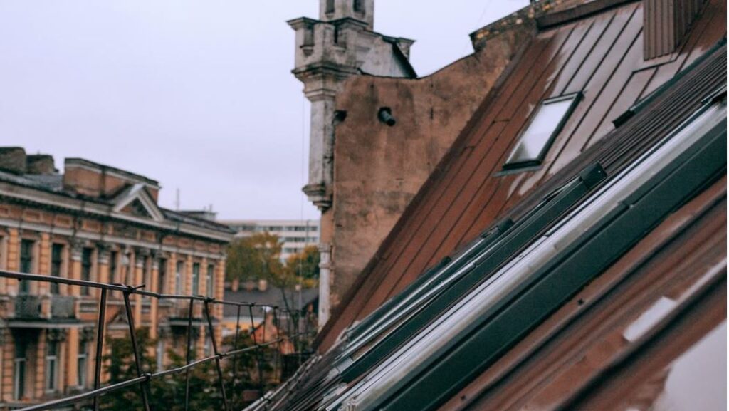 Das Fliegengitter Dachfenster erleichtert das Wohnen im Dachgeschoss