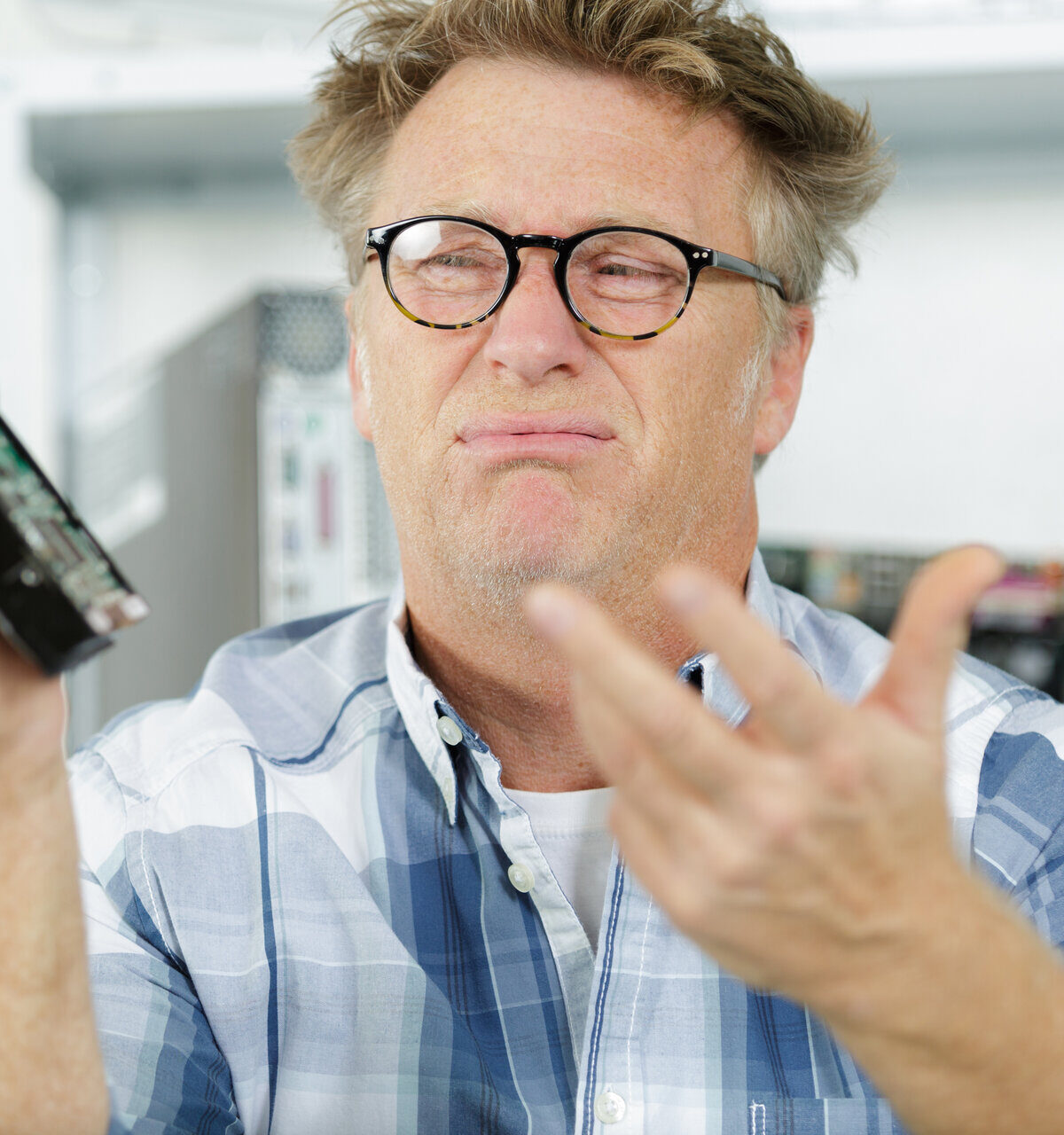 Mann mit kaputter Festplatte