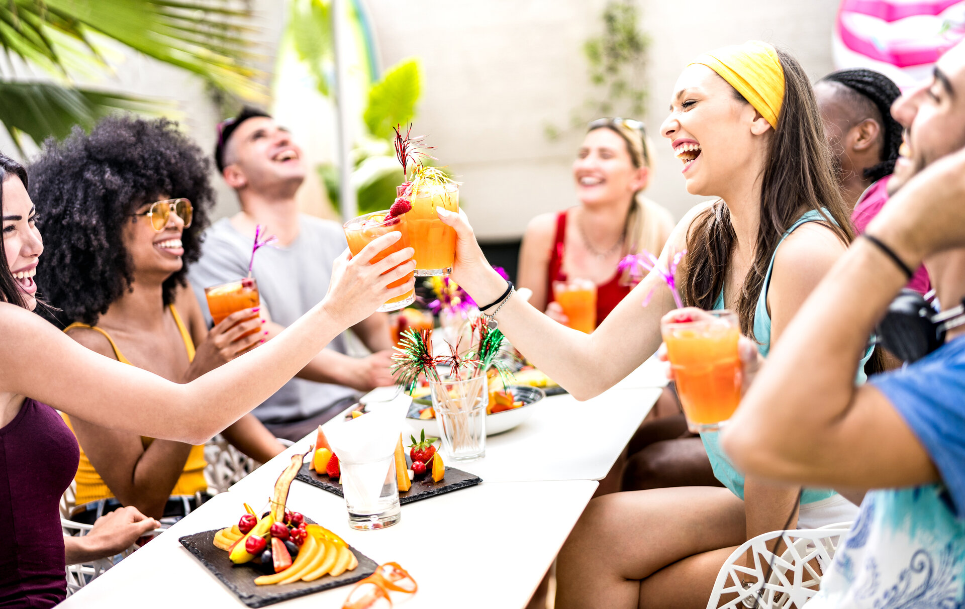 Trendige Freunde trinken Cocktails auf einer Poolparty