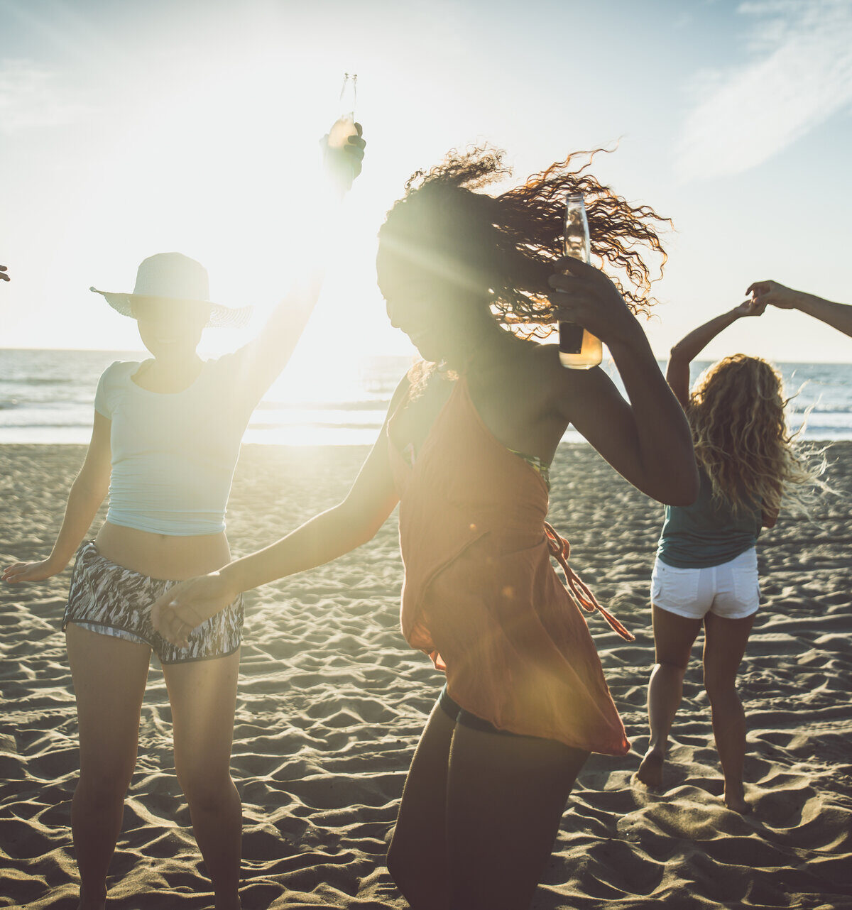 Eine Gruppe von Freunden hat Spaß am Meer auf Ibiza