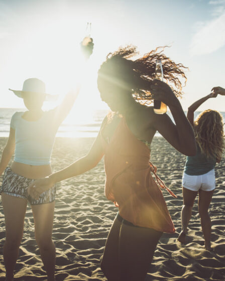 Eine Gruppe von Freunden hat Spaß am Meer auf Ibiza