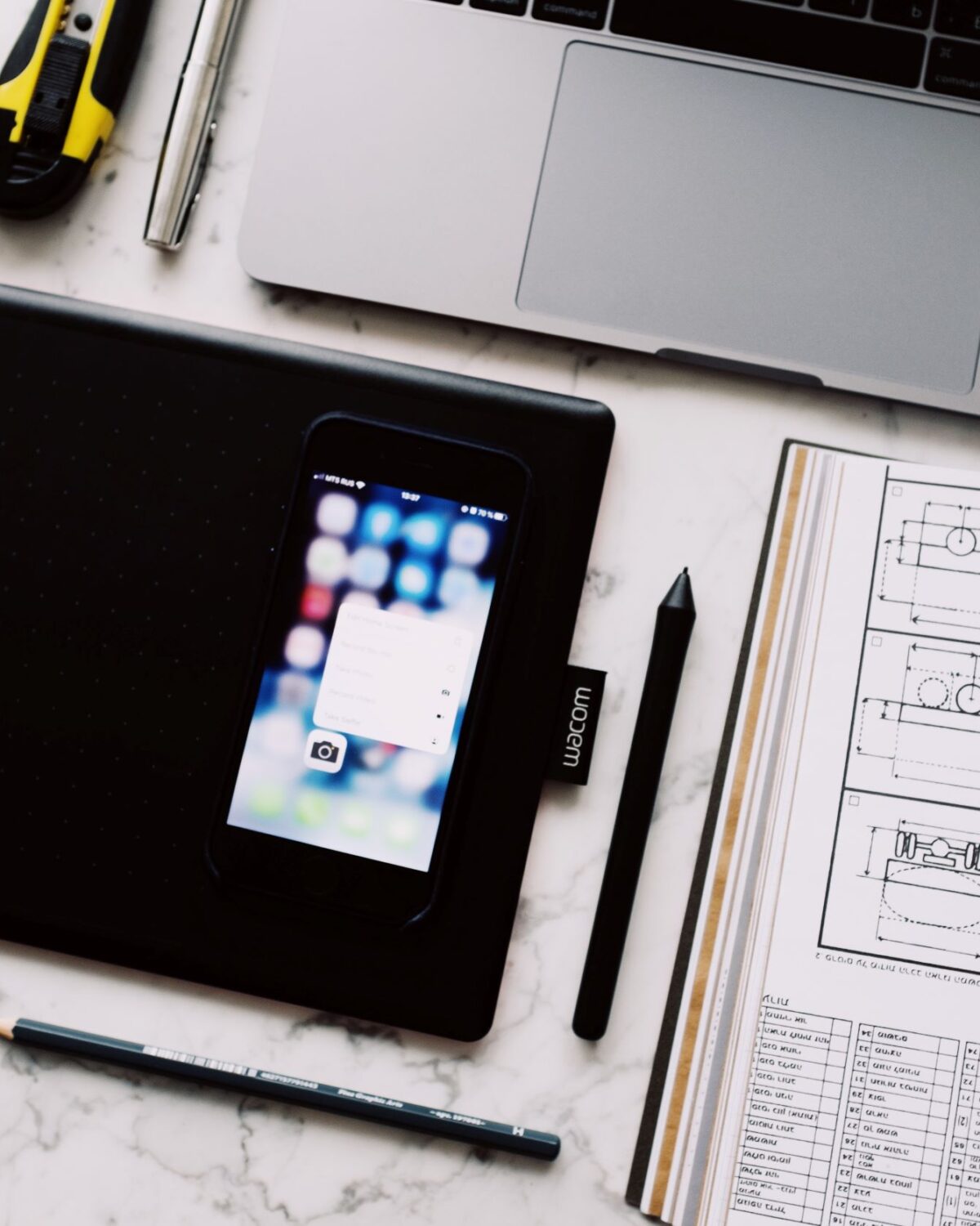 Arbeitsplatz mit Handy und Tastatur