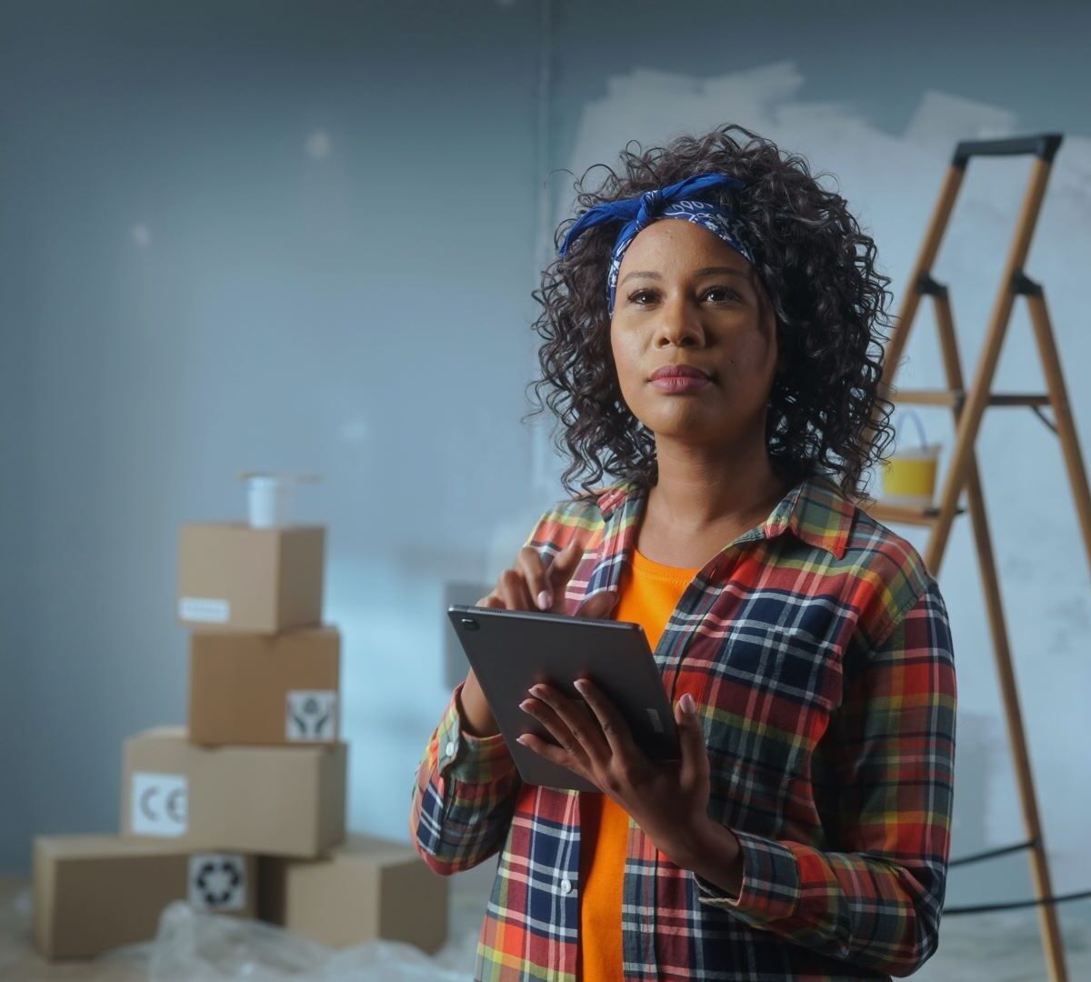 Frau überlegt bei der Renovierung