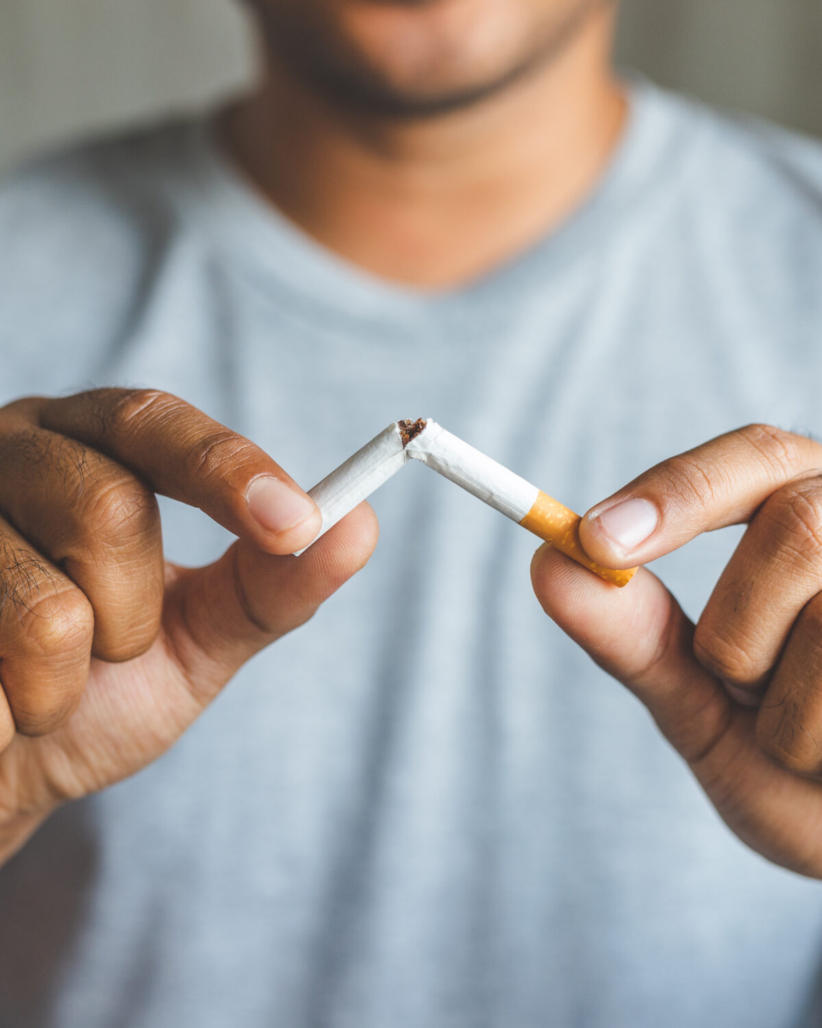 Mann hört mit dem Rauchen auf