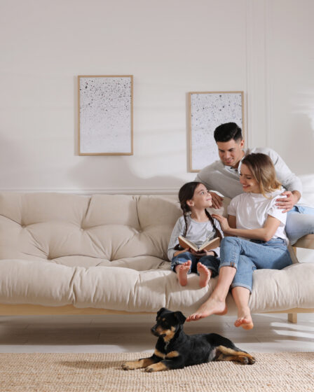 Glückliche Familie auf einem SOfa