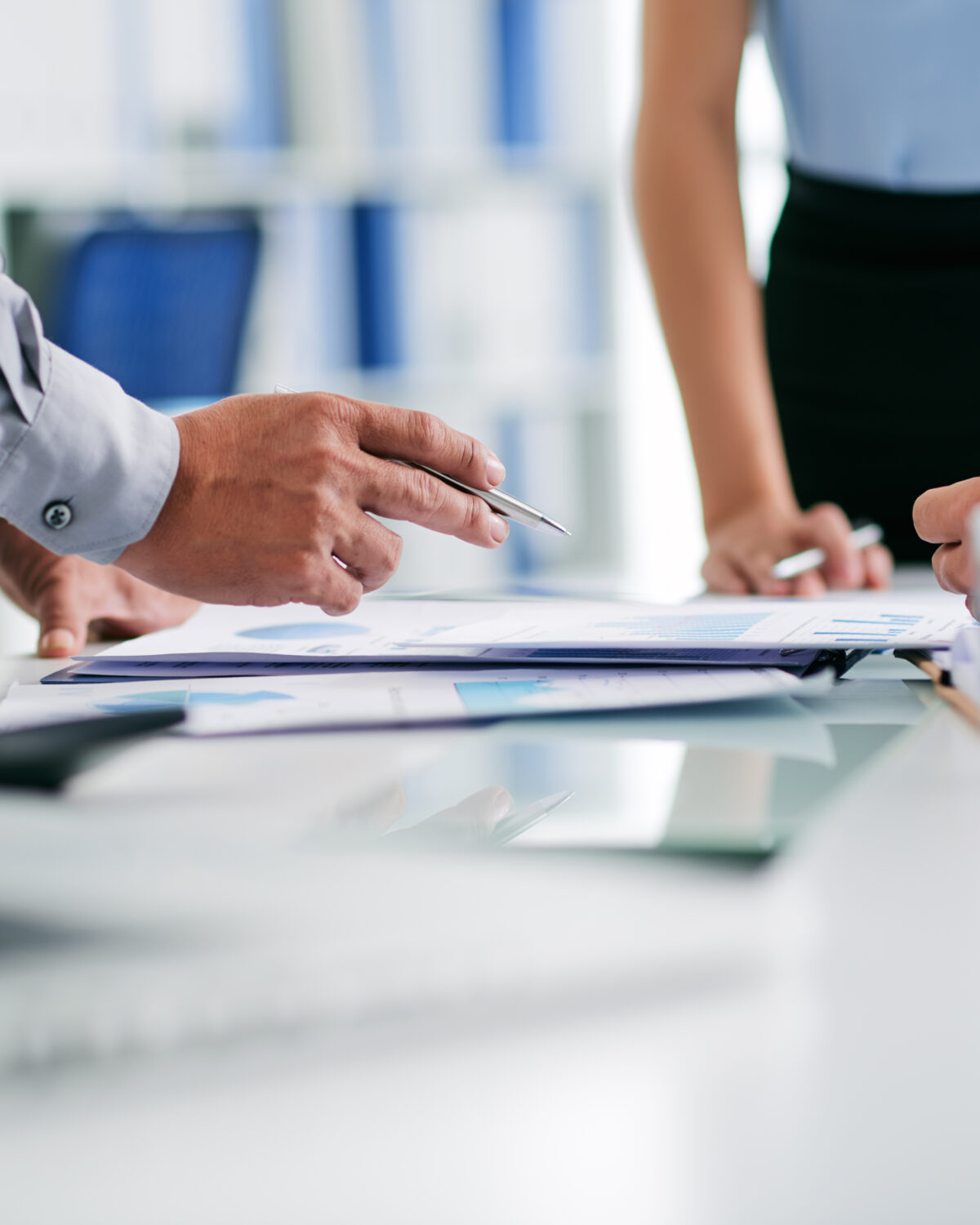 Hände über Dokumente