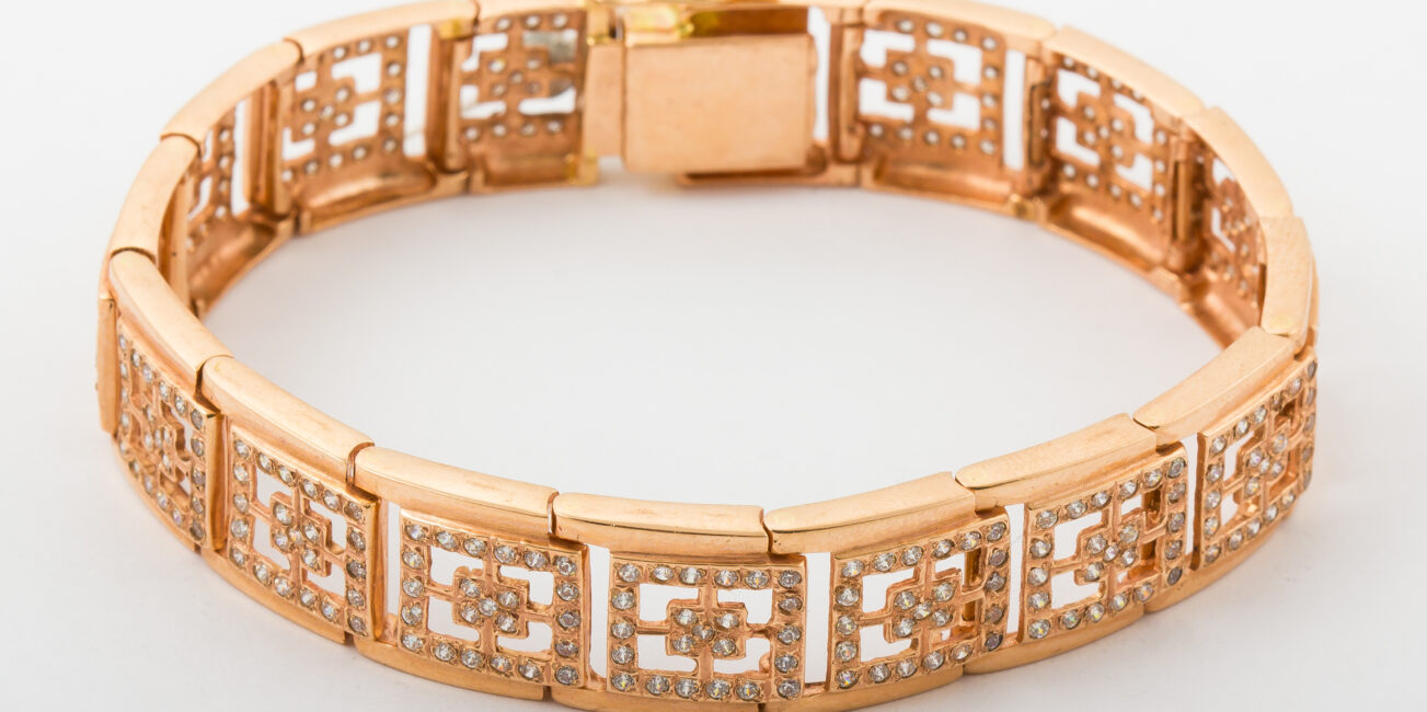 Goldene Armbänder