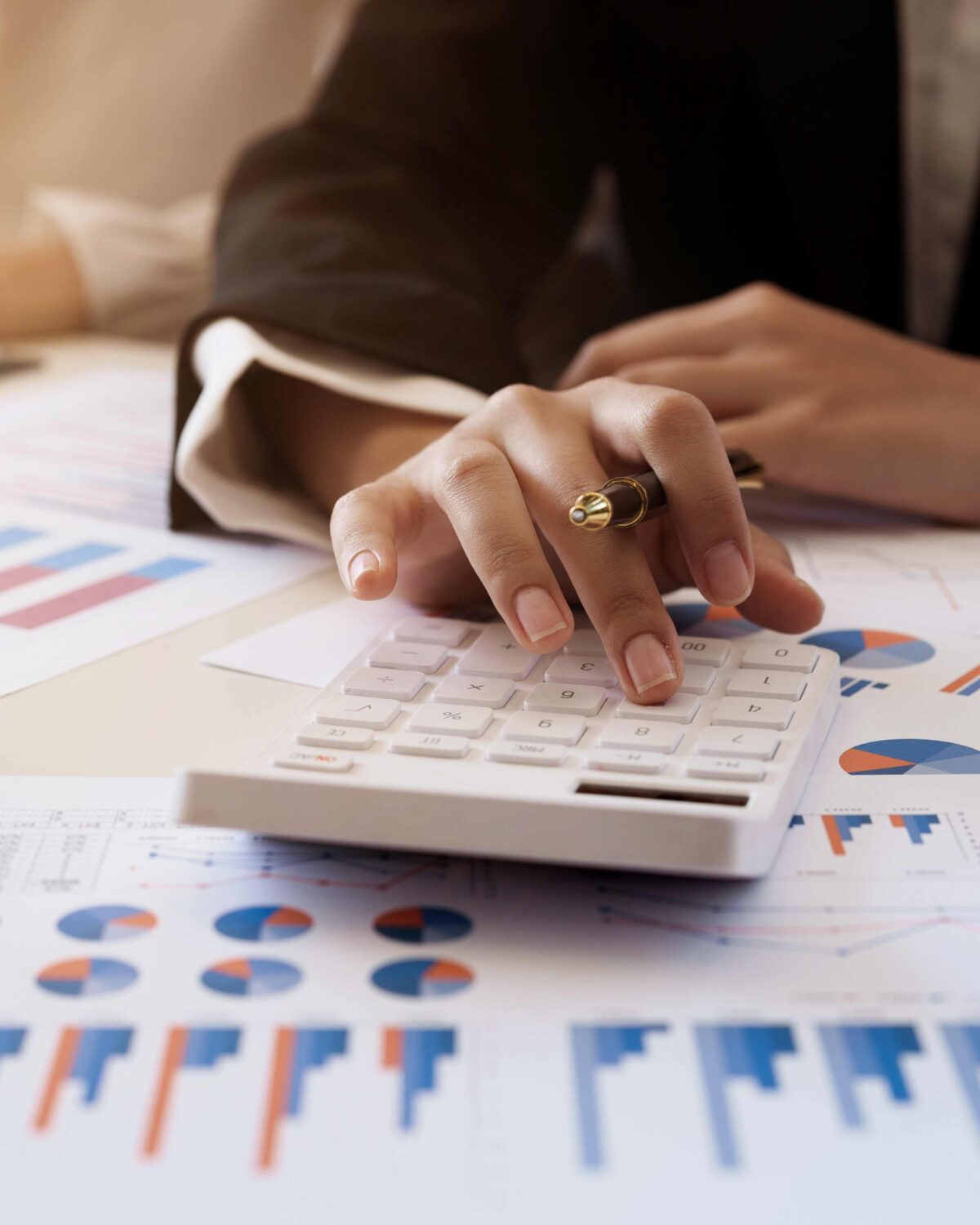 Geschäftsfrau oder Buchhalterin berechnet Finanzdaten mit Diagrammbericht auf dem Tisch über die Bürokosten.