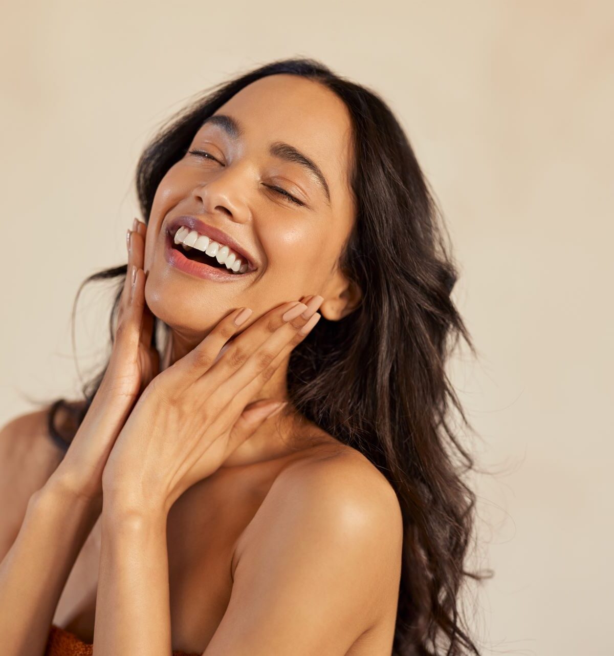 Frau mit strahlendem Lächeln