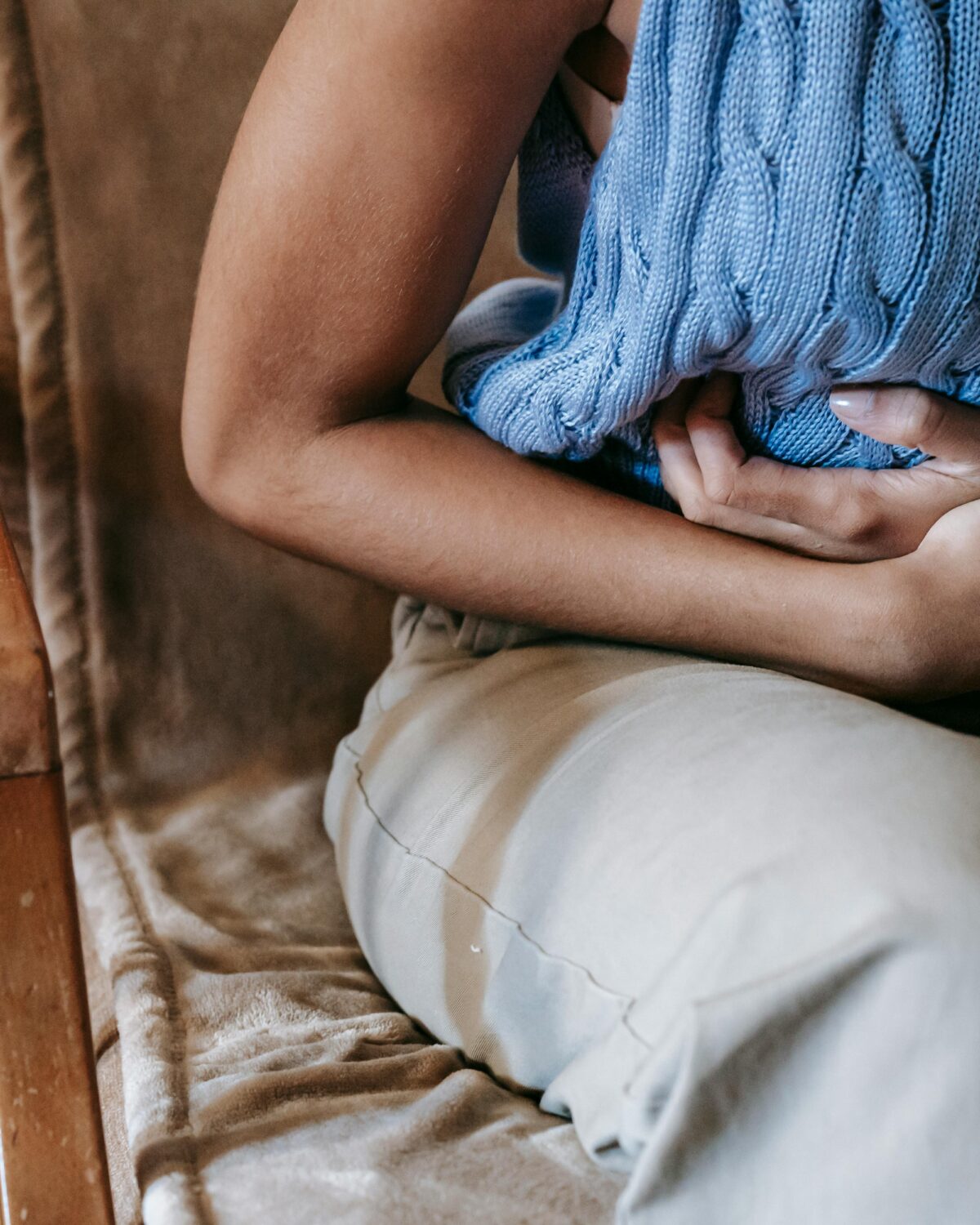 Frau hat Magenschmerzen