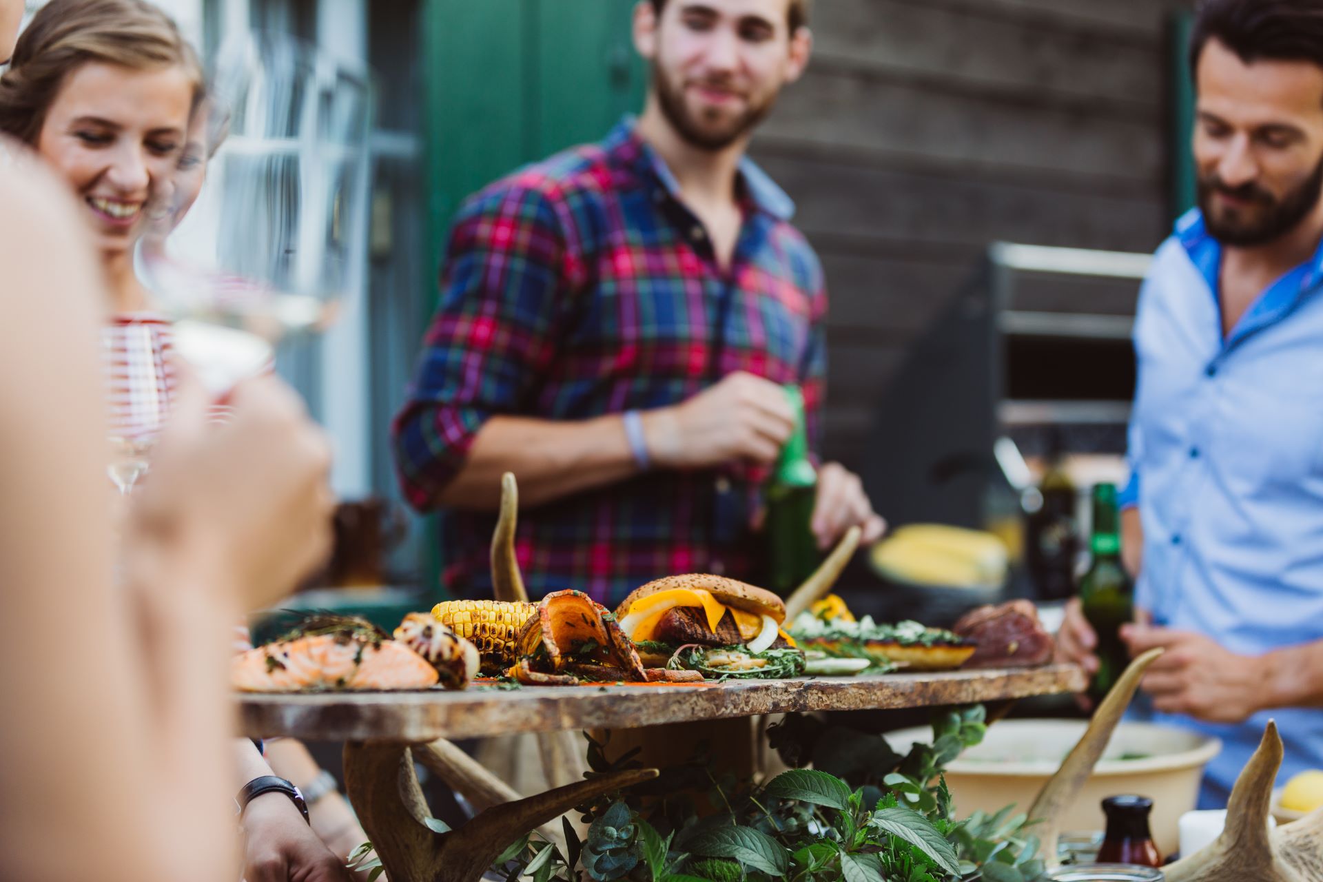 Grillparty mit Freunden im Freien