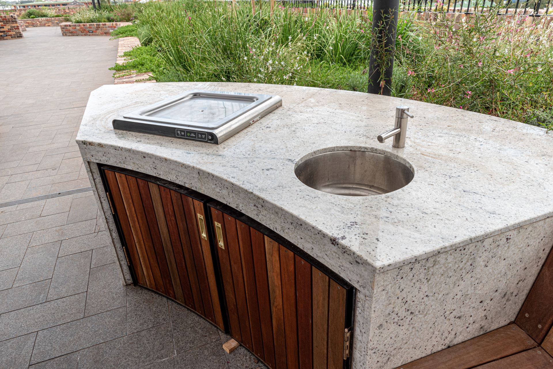 Grill und Waschbecken im Freien, Gartenküche im Freien