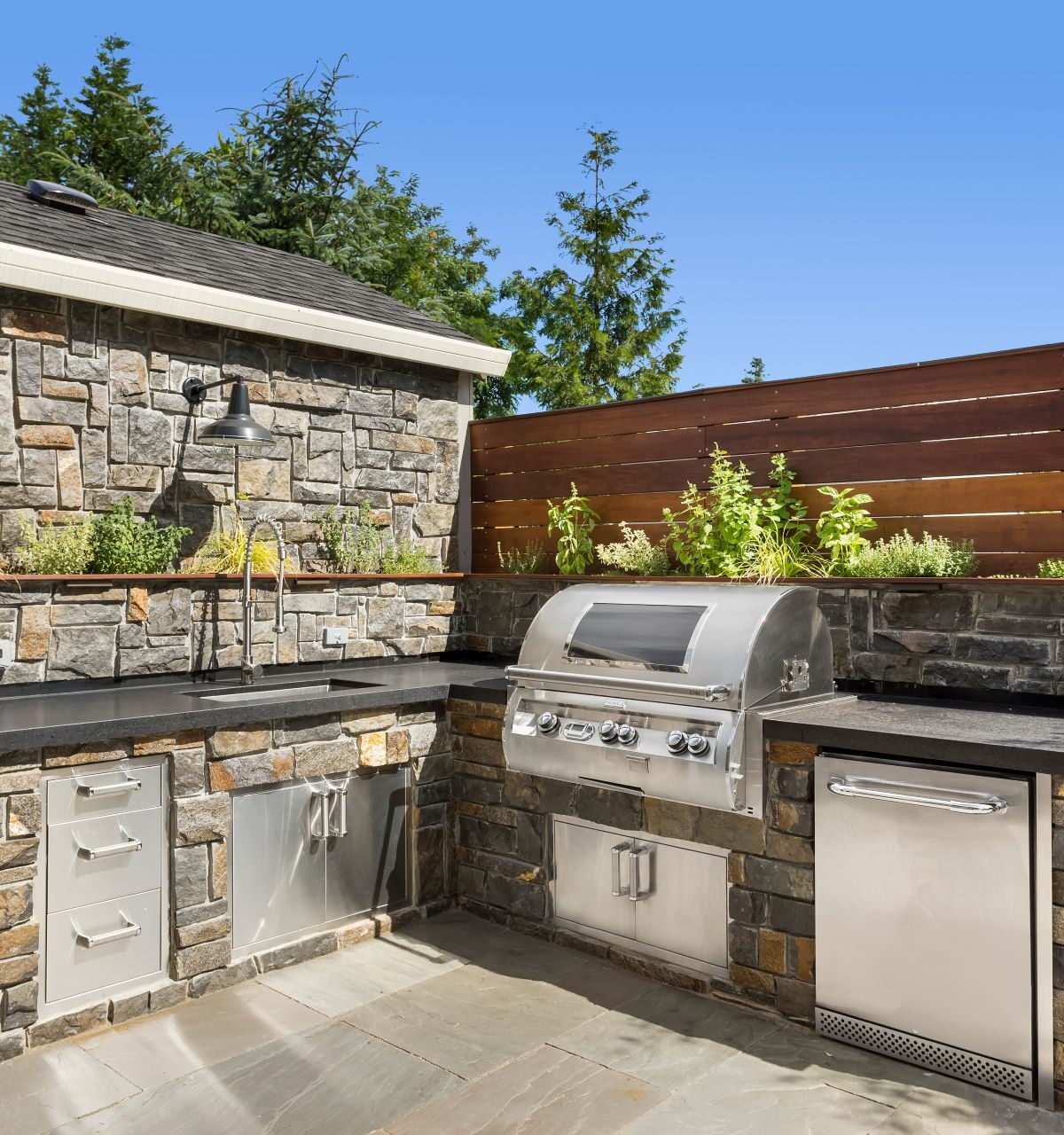 Haus außen, Hinterhof Outdoor-Unterhaltung und Kochen Bereich mit Grill