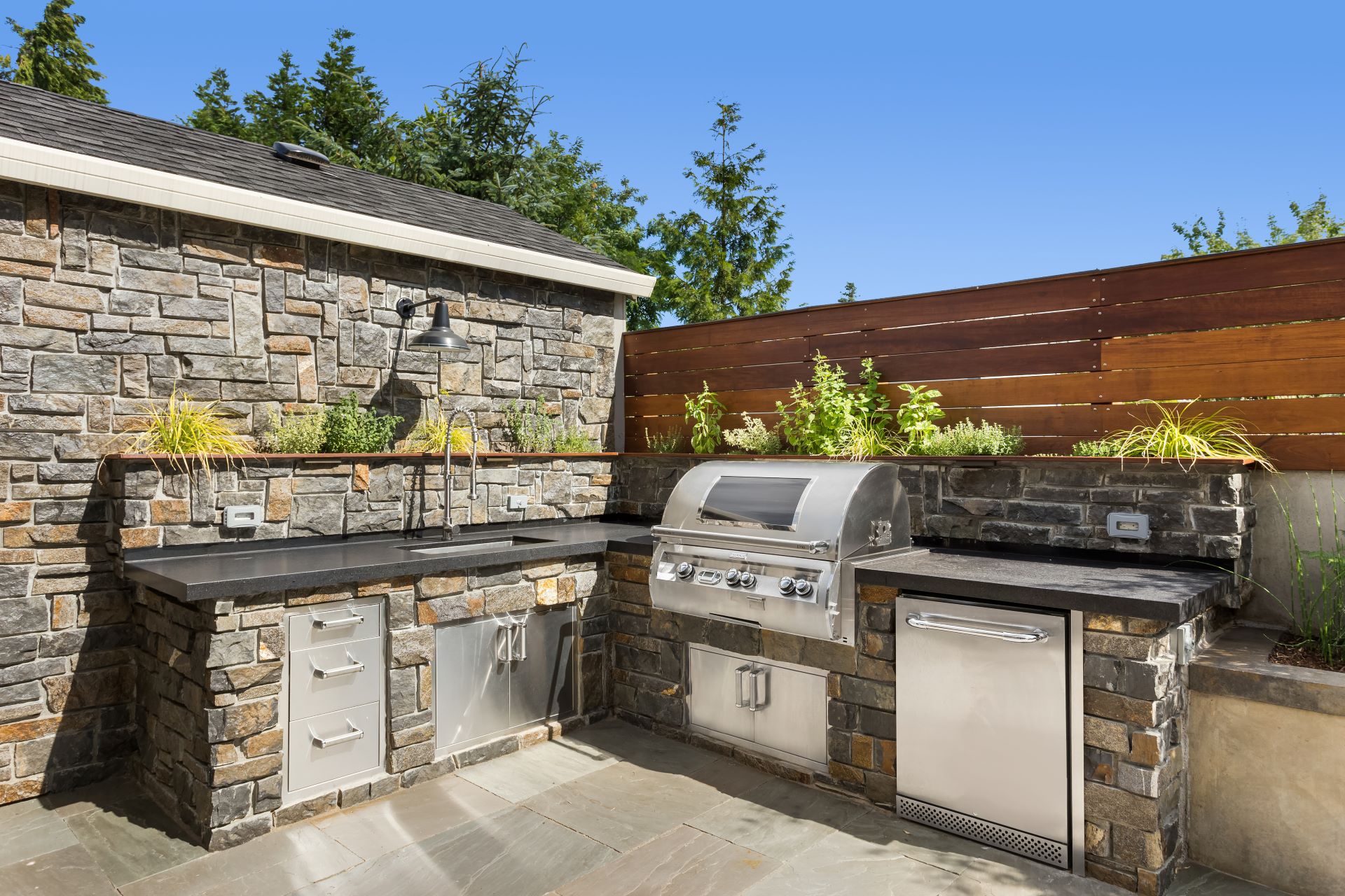 Haus außen, Hinterhof Outdoor-Unterhaltung und Kochen Bereich mit Grill