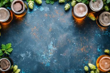 Craftbiere stehen im Kreis mit Pflanzen