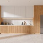 Minimalistische Küche mit eleganter Holzverkleidung und hellen, fugenlosen Fliesen, die für ein nahtloses, stilvolles Erscheinungsbild sorgen. Die Kombination aus Holz und glatten Oberflächen verleiht der Küche eine warme und gleichzeitig moderne Atmosphäre.
