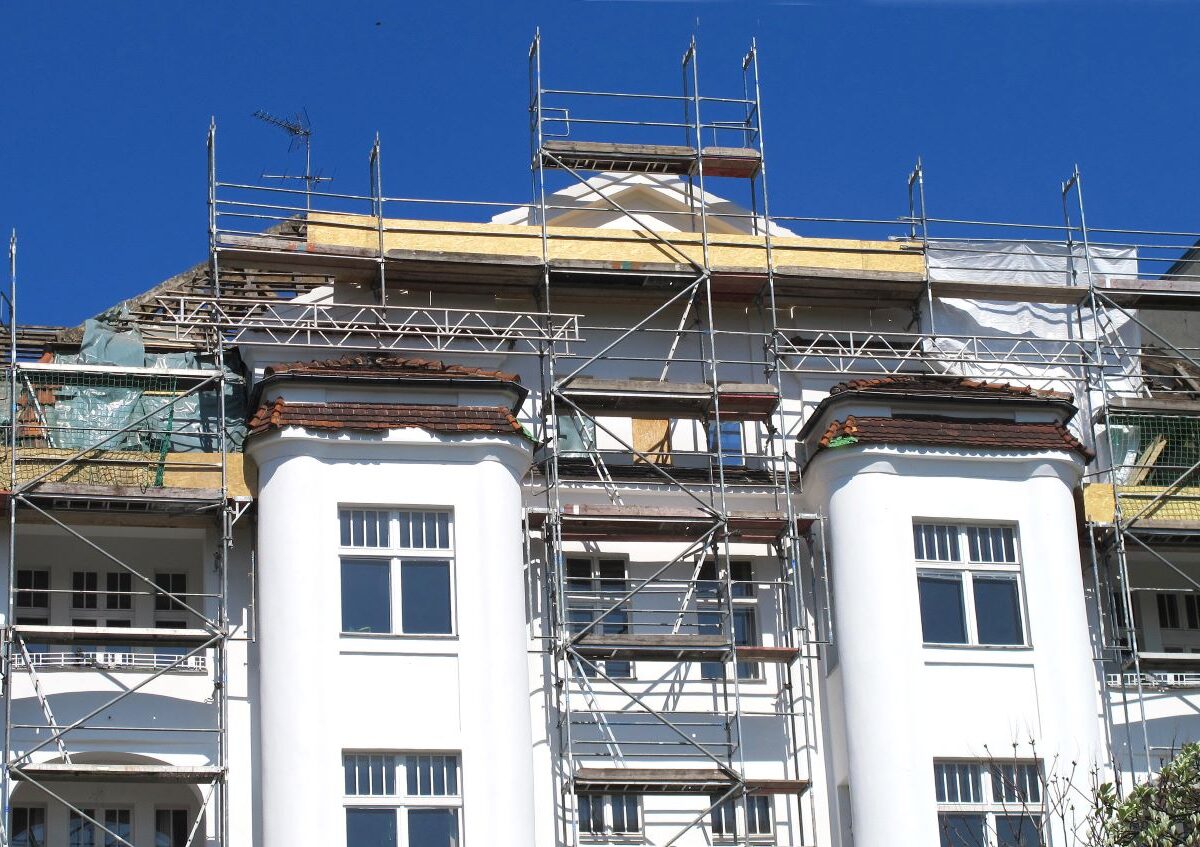 Fassade eines Altbaus mit Gerüst für Sanierungsarbeiten zur Modernisierung und Wertsteigerung