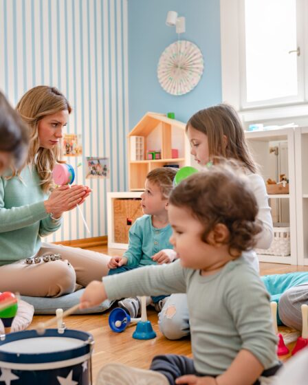 Eine Kita Assistenten spielt mit Kindern