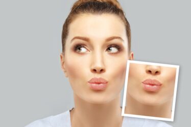 Frau mit glatter Gesichtshaut und Fokus auf Kinnpartie