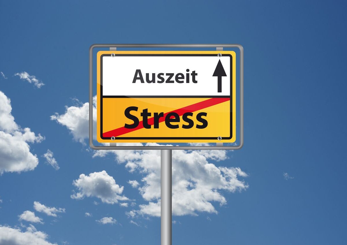 Schild mit „Auszeit“-Hinweis, Symbol für mentale Stärke und Vorbereitung zur Besteigung des Kilimandscharo