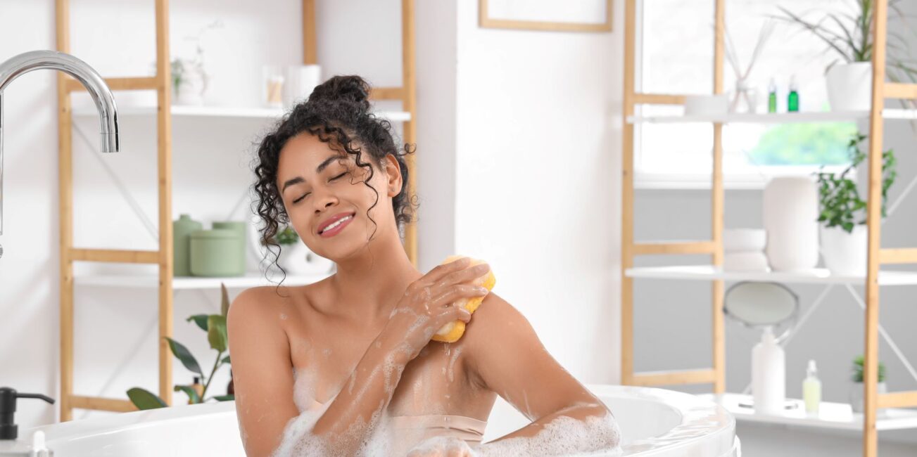 Frau genießt weiches Wasser beim Baden