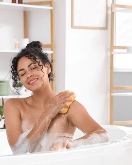 Frau genießt weiches Wasser beim Baden