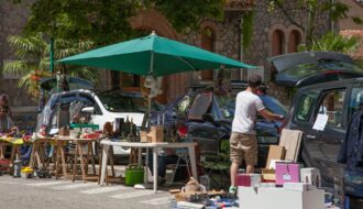 Kofferraumflohmarkt nach Entrümpelung Soest auf einem Parkplatz
