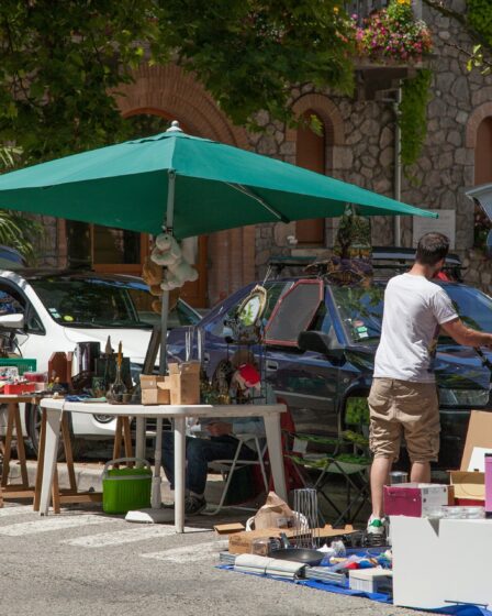Kofferraumflohmarkt nach Entrümpelung Soest auf einem Parkplatz