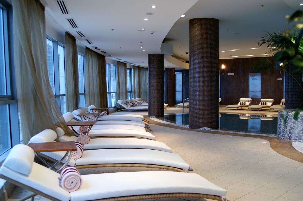 Ruheliegen mit Handtuechern in einem eleganten Spa eines Wellnesshotel 4 Sterne