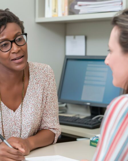 Gespräch zwischen zwei Frauen – EAP Beratung in vertraulichem Rahmen