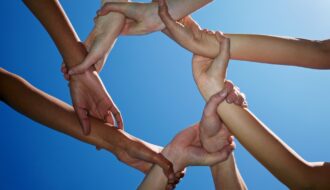Arme greifen sich gegenseitig | Spenden Schweiz