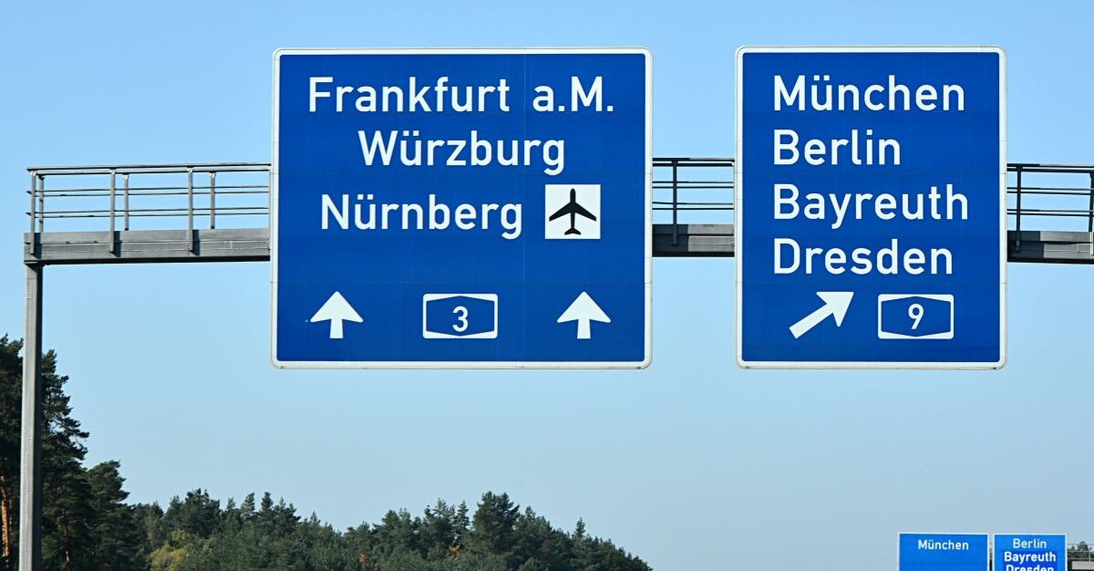 Autobahnschild mit Richtungsangabe nach Nürnberg und Flughafen-Symbol – Anfahrt für Parken Flughafen Nürnberg