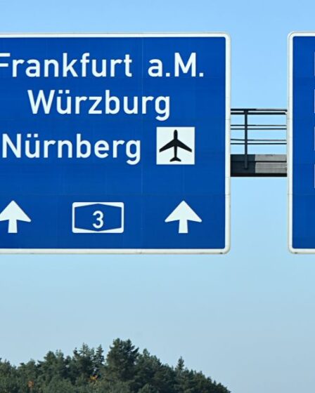 Autobahnschild mit Richtungsangabe nach Nürnberg und Flughafen-Symbol – Anfahrt für Parken Flughafen Nürnberg