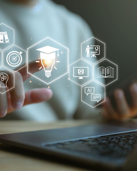 E-Learning Anbieter mit digitalen Lernsymbolen und leuchtender Glühbirne als Zeichen für Wissensarbeit und mentale Stärke