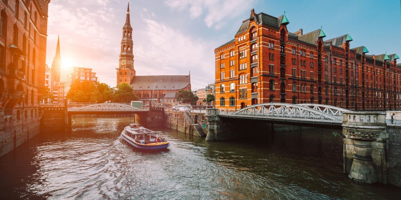 Klassenfahrt Hamburg: Speicherstadt am Abend mit Ausflugsboot und historischer Architektur