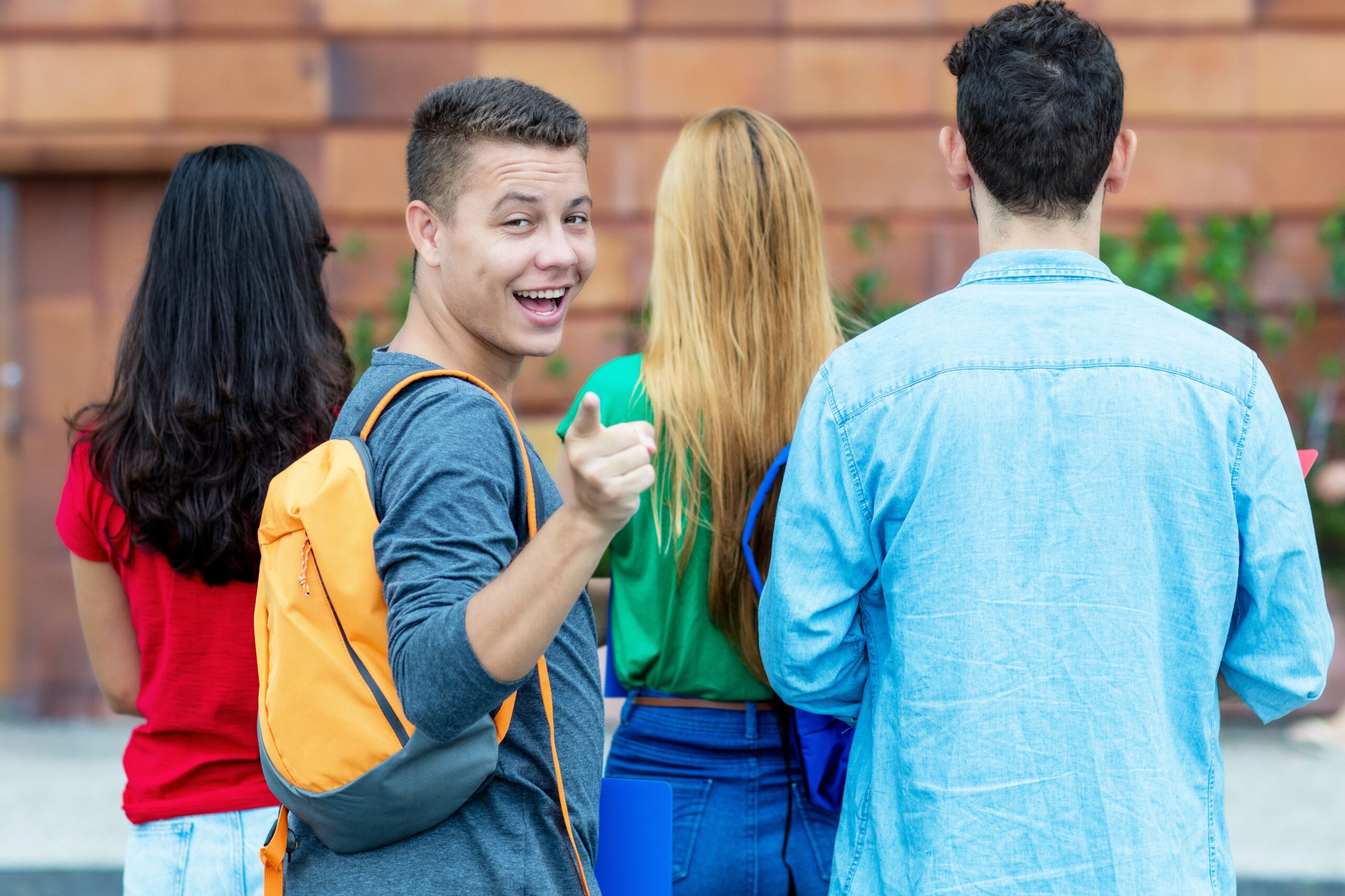 Klassenfahrt Hamburg: Schülergruppe unterwegs – ein Junge blickt zurück und zeigt Begeisterung