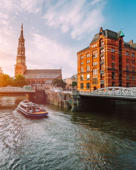 Klassenfahrt Hamburg: Speicherstadt am Abend mit Ausflugsboot und historischer Architektur