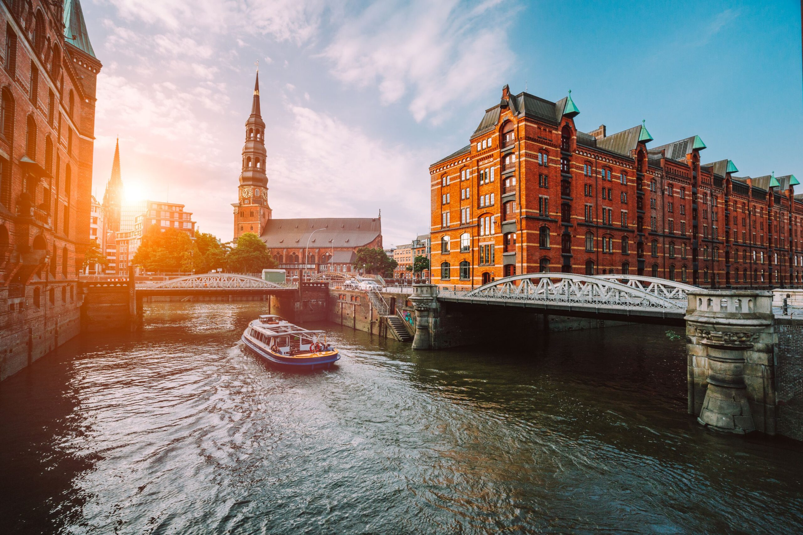 Klassenfahrt Hamburg: Speicherstadt am Abend mit Ausflugsboot und historischer Architektur