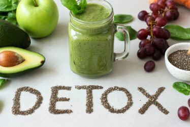 Detox Schrift mit Smoothie und Obst | Heilerde