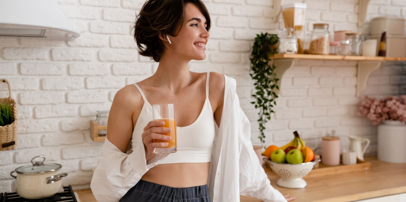 junge hübsche Frau kocht zu Hause, Morgenküche, gesunde Nahrung