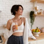 junge hübsche Frau kocht zu Hause, Morgenküche, gesunde Nahrung