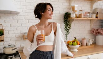 junge hübsche Frau kocht zu Hause, Morgenküche, gesunde Nahrung