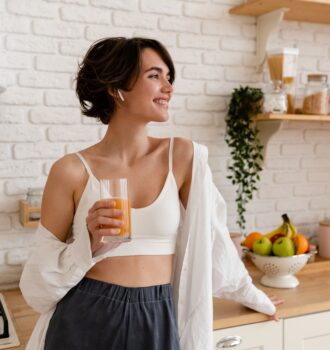 junge hübsche Frau kocht zu Hause, Morgenküche, gesunde Nahrung