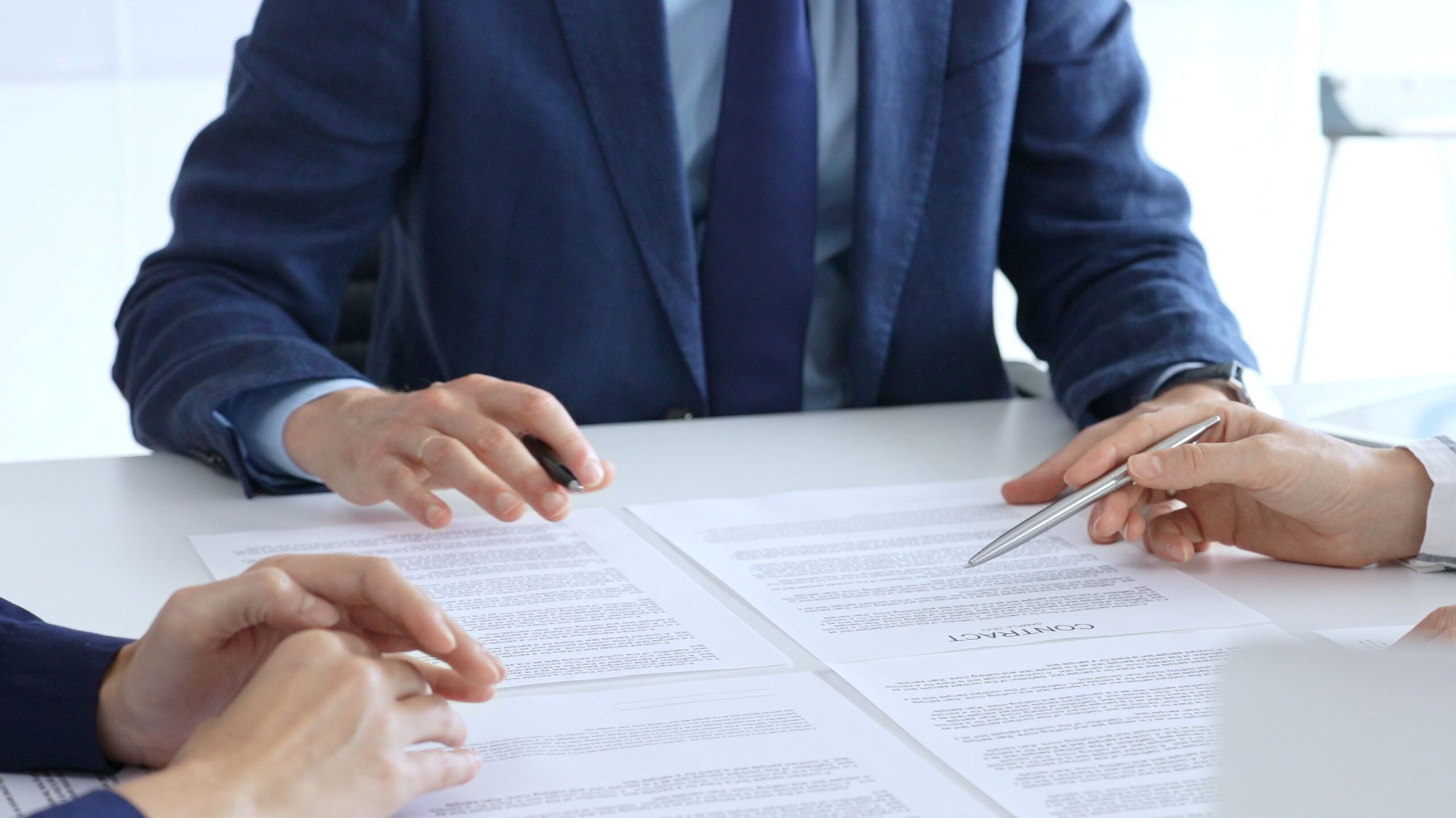 Mehrere Personen diskutieren Dokumente und zeigen die Bedeutung eines externen Lektorats für Textqualität