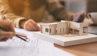 Architektenmodell eines modernen Einfamilienhauses | Photovoltaik Großhandel Deutschland