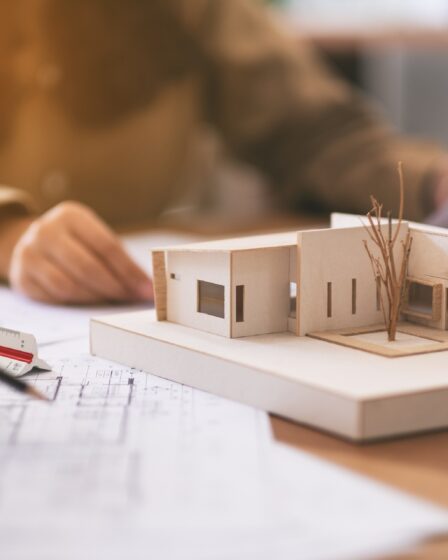 Architektenmodell eines modernen Einfamilienhauses | Photovoltaik Großhandel Deutschland