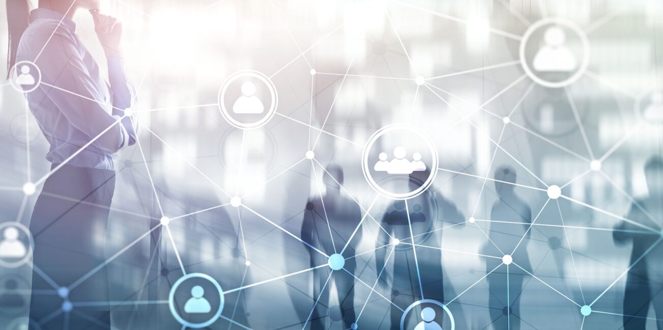 Digitale Netzwerkdarstellung mit Business-Silhouetten | Compliance Anwalt