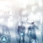 Digitale Netzwerkdarstellung mit Business-Silhouetten | Compliance Anwalt