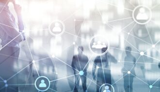 Digitale Netzwerkdarstellung mit Business-Silhouetten | Compliance Anwalt